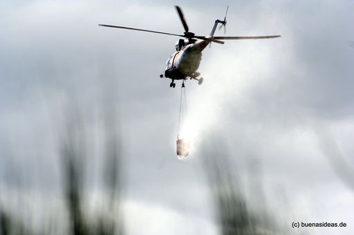 Helikopter löscht Feuer in Carzoa
