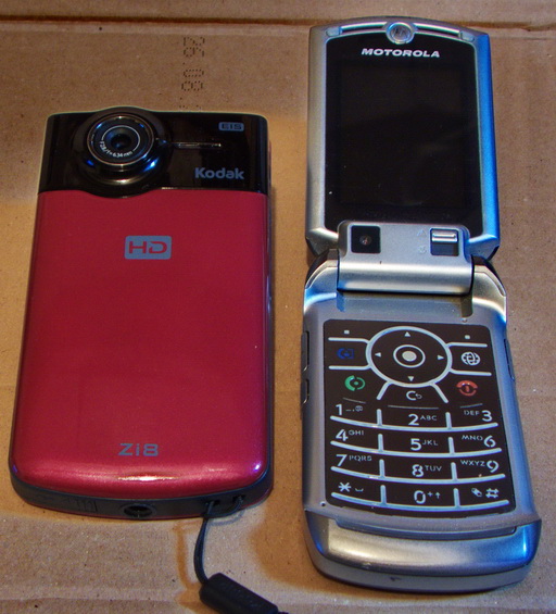 Größenvergleich Motorola Handy und Kodal ZI8 Full HD Videokamera